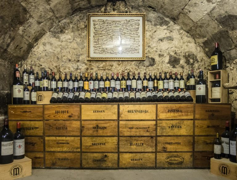 caisses de vin dans une cave
